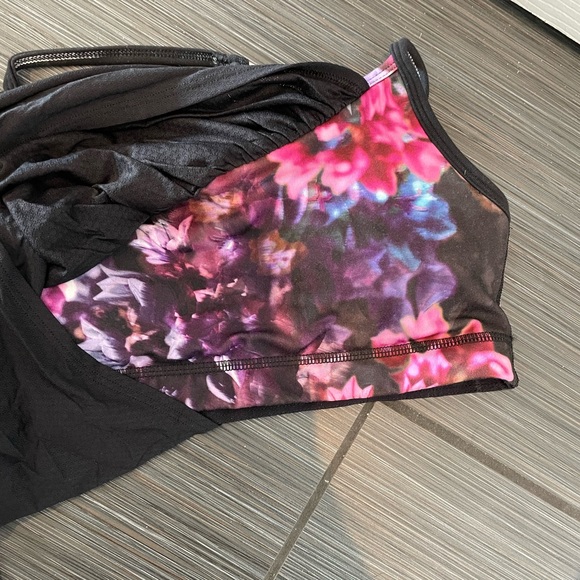 VEUC/NWOT LULULEMON NO LIMITS TANK 4 spring has sprung - Picture 9 of 9